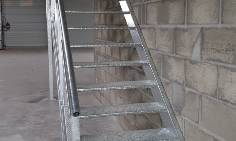 Escalier industriel galvanisé - www.fimpro.fr