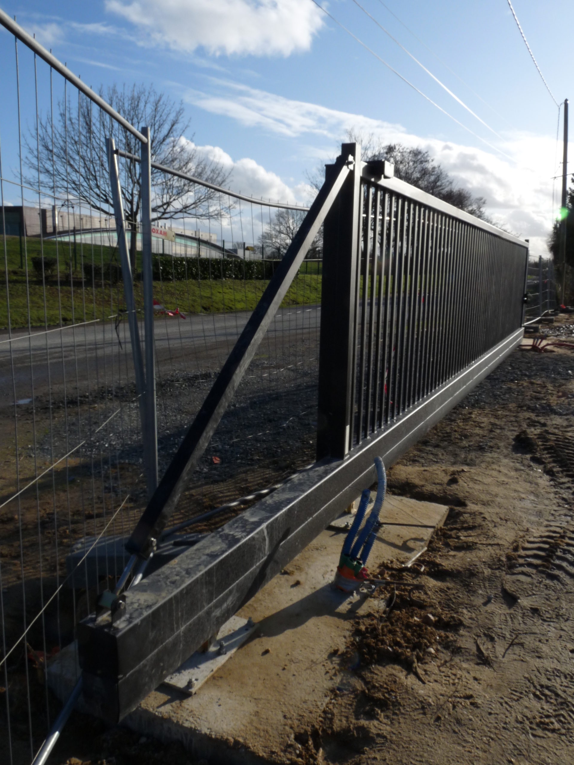 Portail coulissant autoportant motorisé sur rail - FIM'PRO