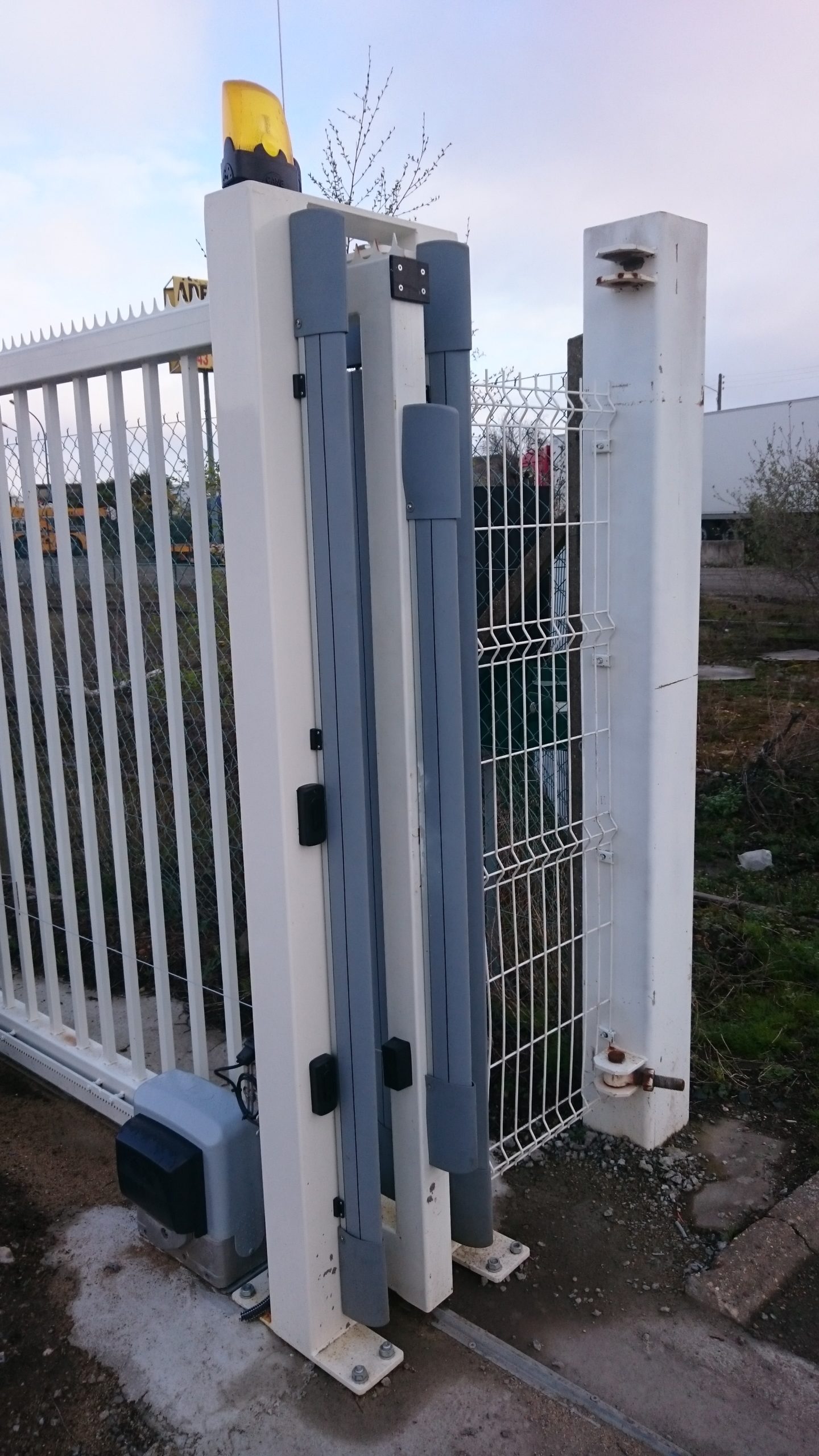 Portail coulissant motorisé sur rail - FIM'PRO