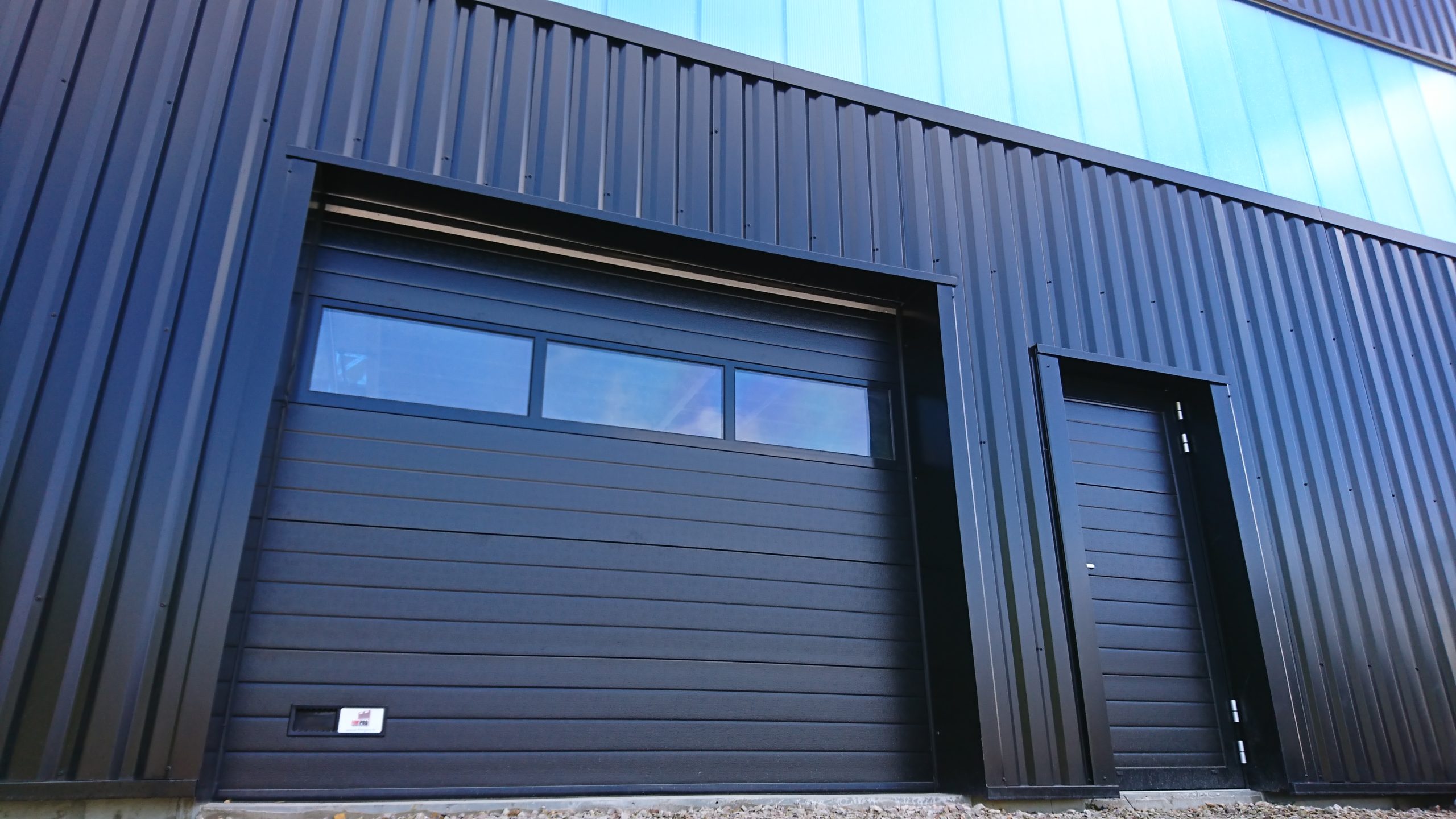 Portillon adjacent en panneaux isolés de porte sectionnelle