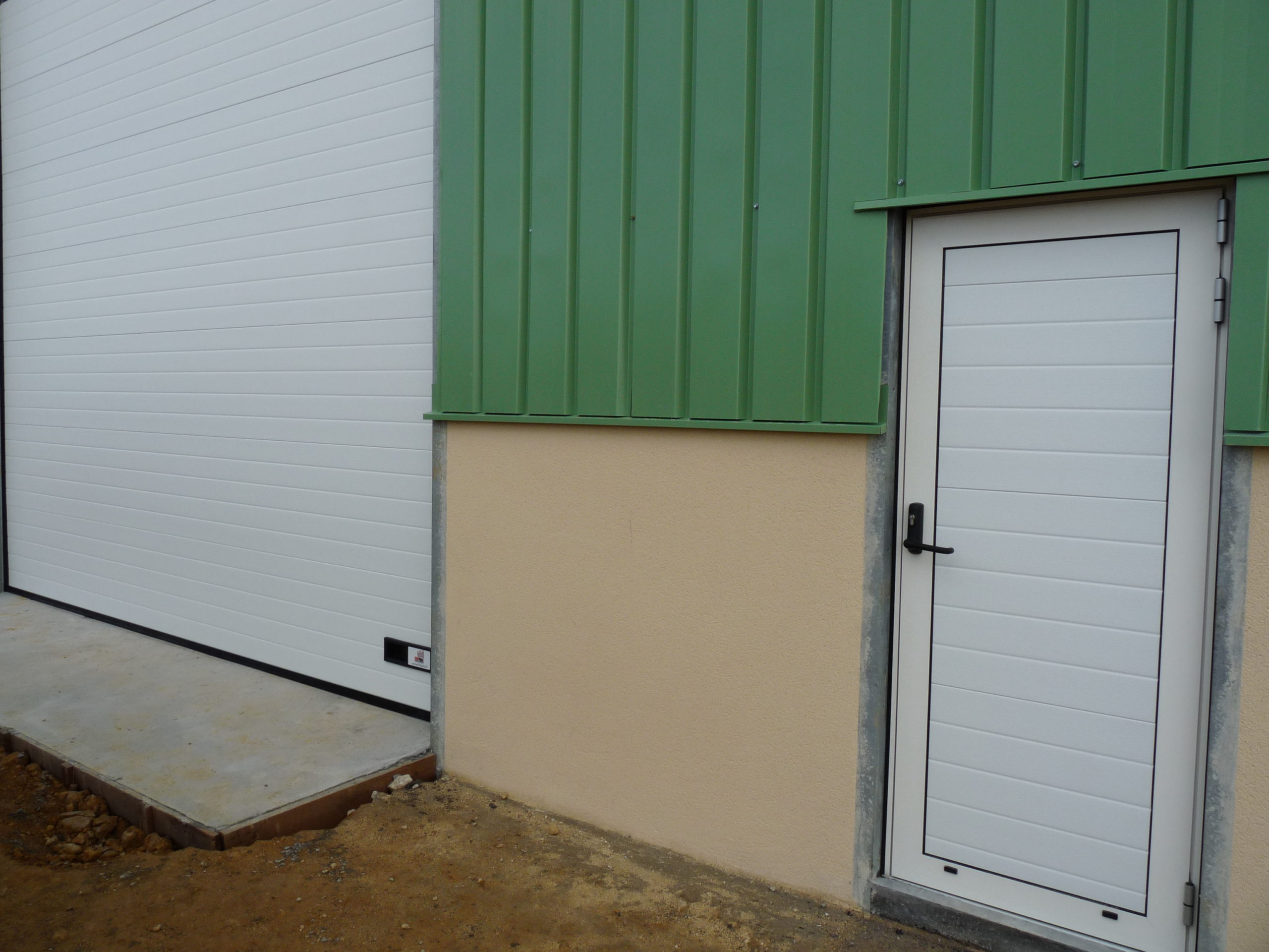 Portillon adjacent 1 vantail en panneaux isolés de porte sectionnelle