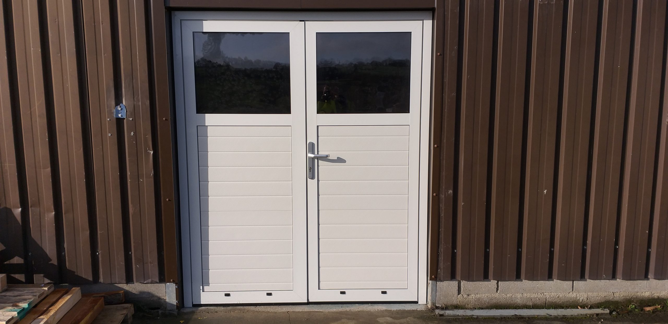 Portillon adjacent double vantaux en panneaux isolés de porte sectionnelle