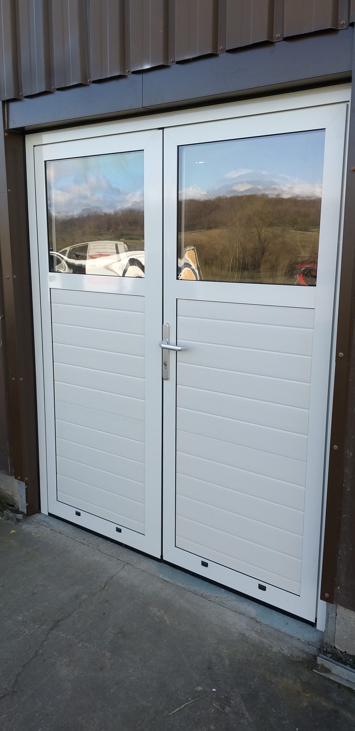 Portillon adjacent double vantaux en panneaux isolés de porte sectionnelle