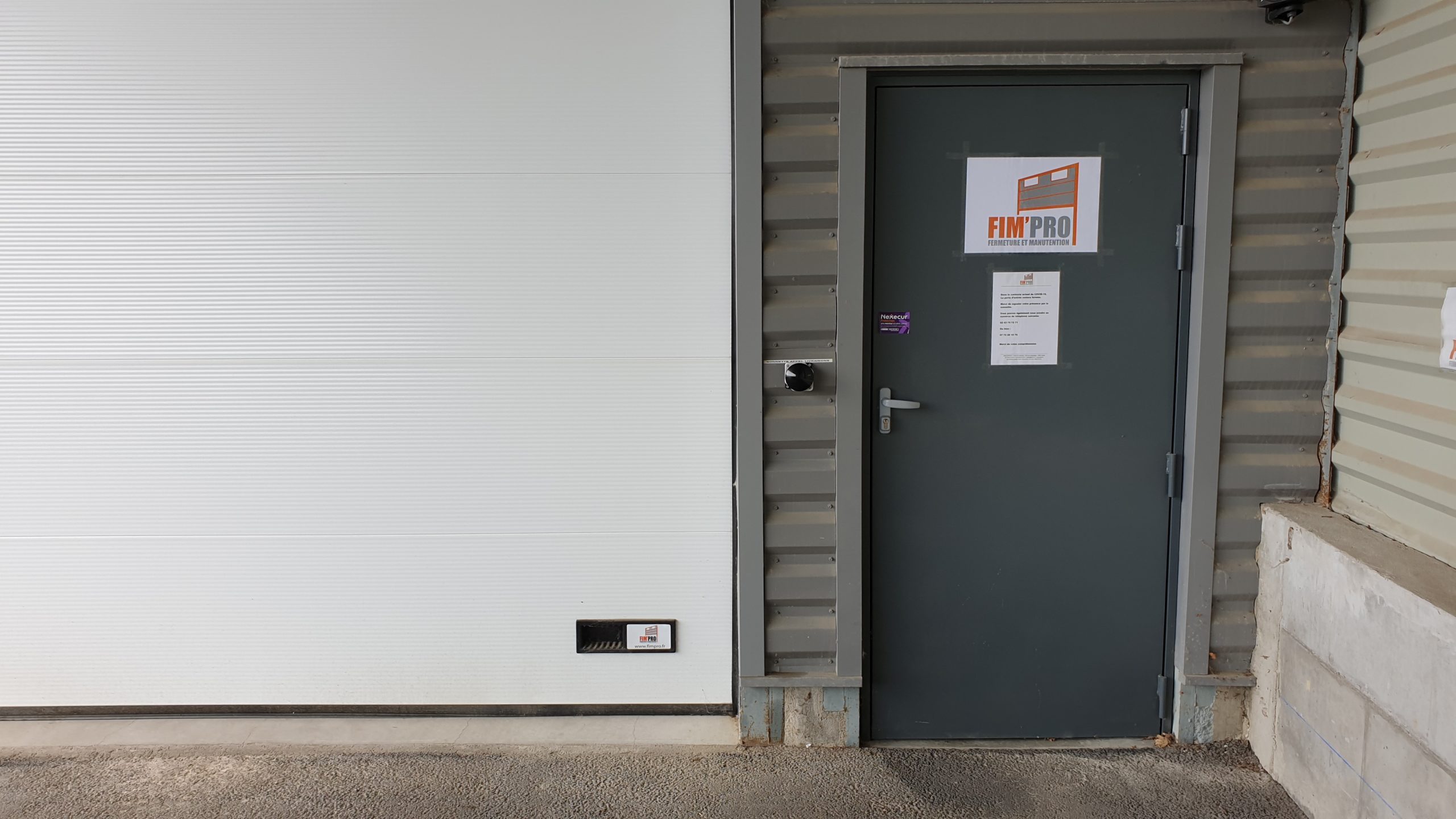 Portillon métallique isolé