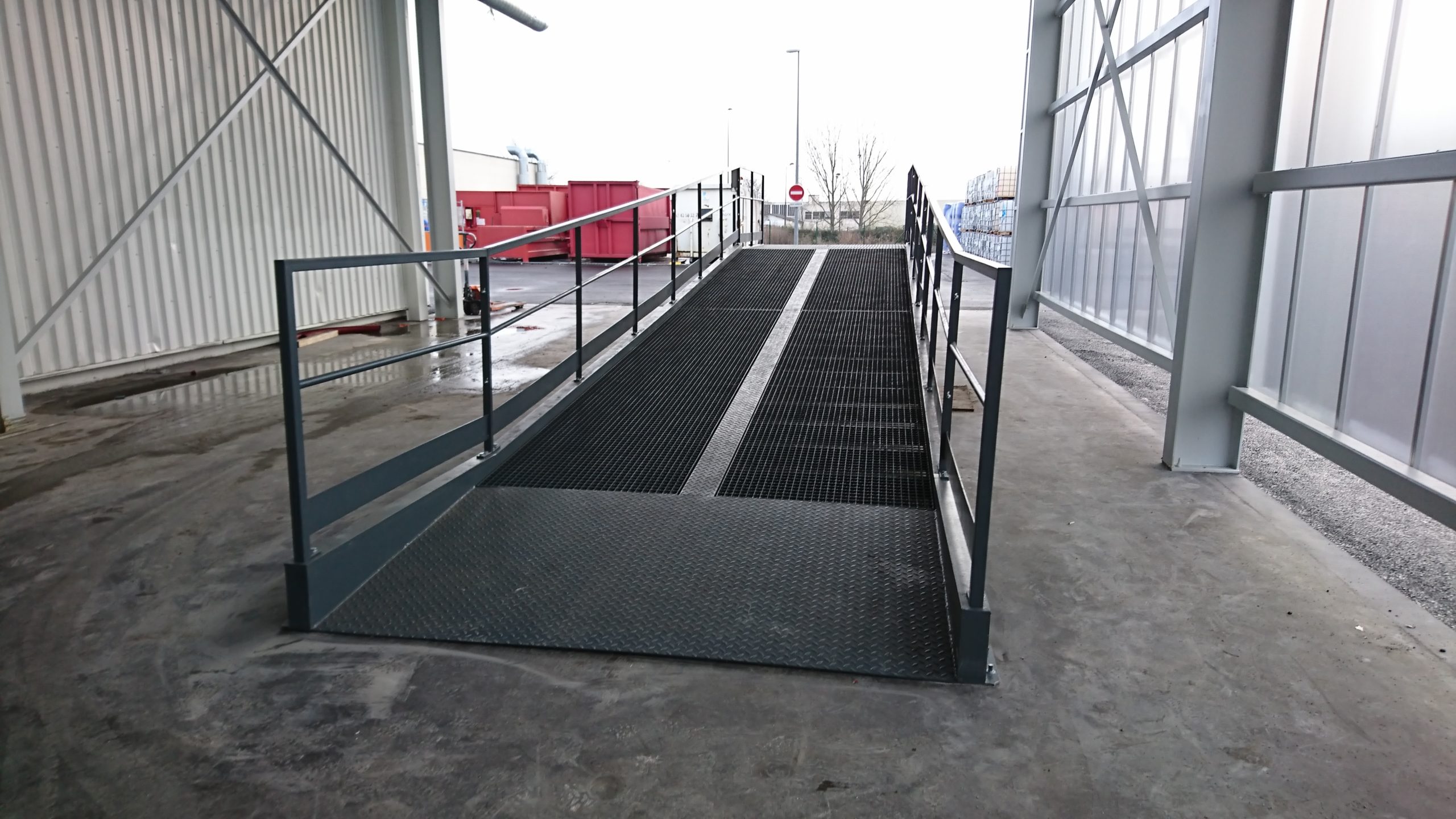 Rampe de chargement acier inclinée fixe au sol - FIM'PRO